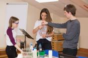 Moritz Malischewski mit Schülerinnen bei chemischen Versuchen