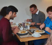 Ingo Krossing beim Mittagessen mit Teilnehmer/innen